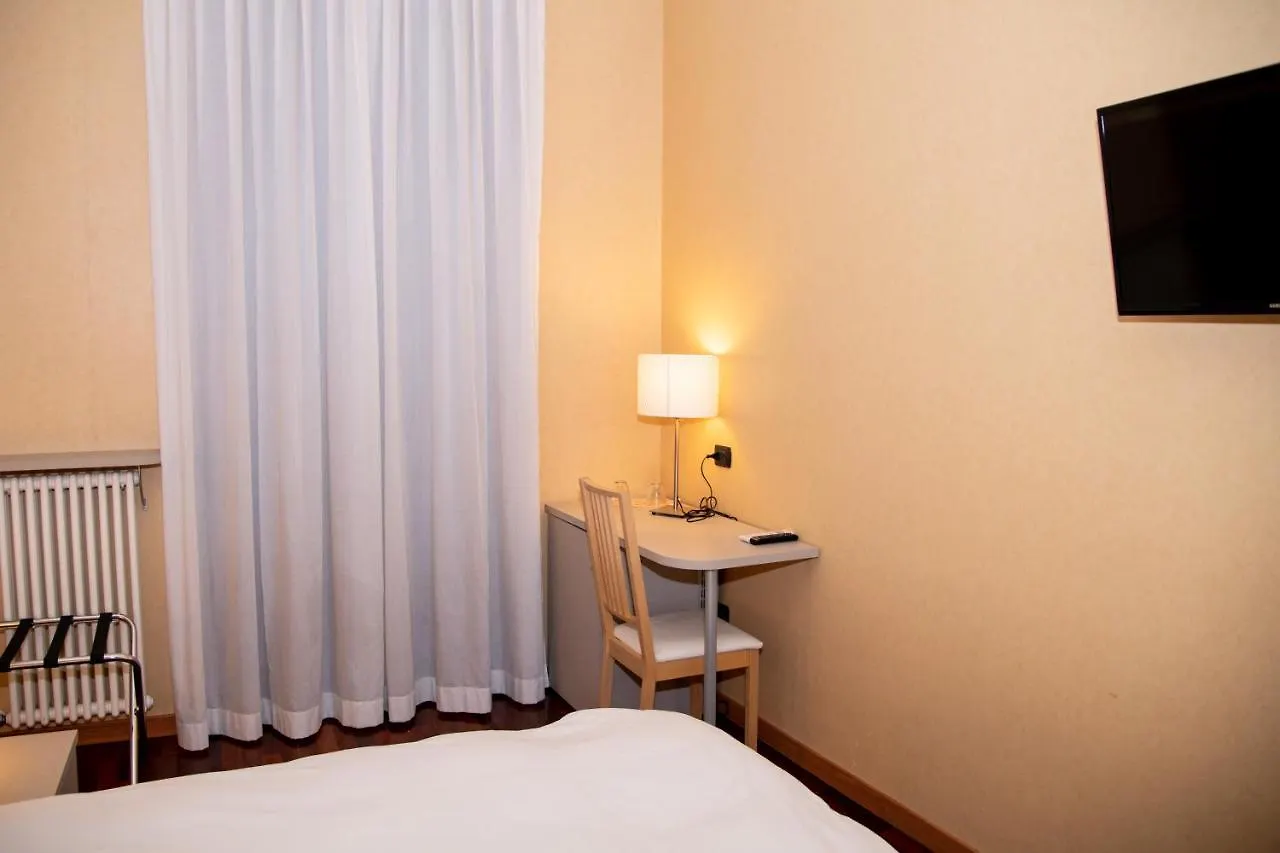 Italia 30 Otel Gorgonzola İtalya